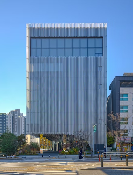 Fachada comercial com intervenção técnica e inspeção estrutural